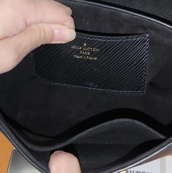 Louis Vuitton - Picture 2 of 9